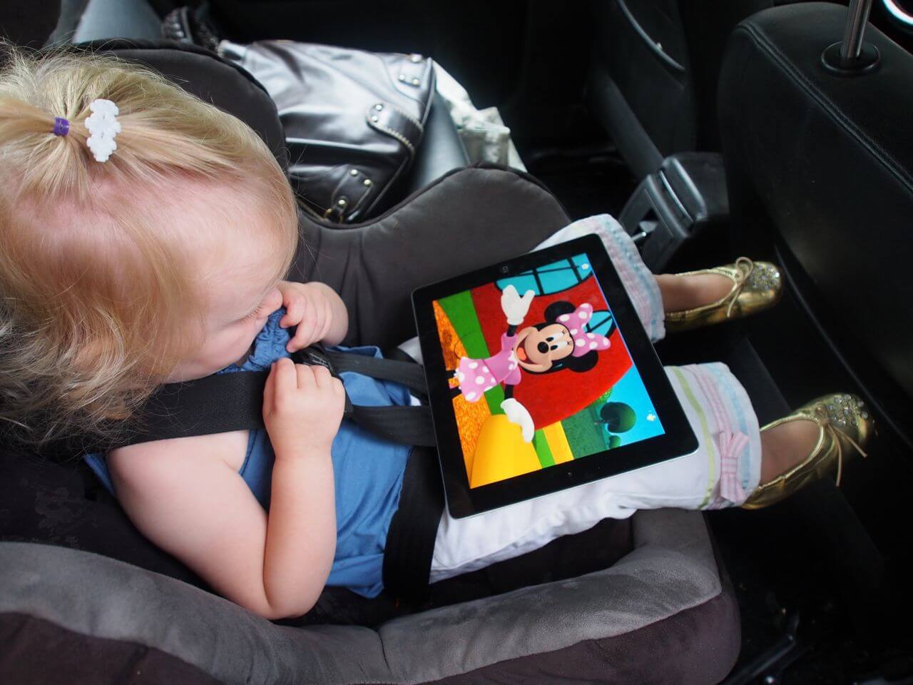 Планшет развлечения. Ребенок с планшетом в машине. Планшет для детей в автомобиль. Развлечение для детей с машинами. Автомобиль для детей.