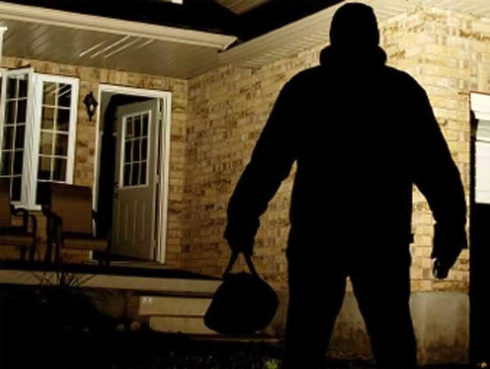 Burglars_Break_Into_House