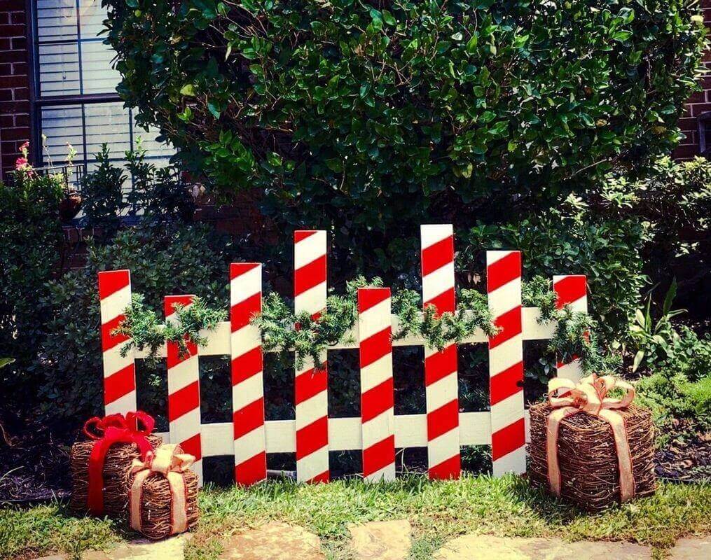 Outdoor Front Red and White Classy Privacy Wall Decoration for Christmas