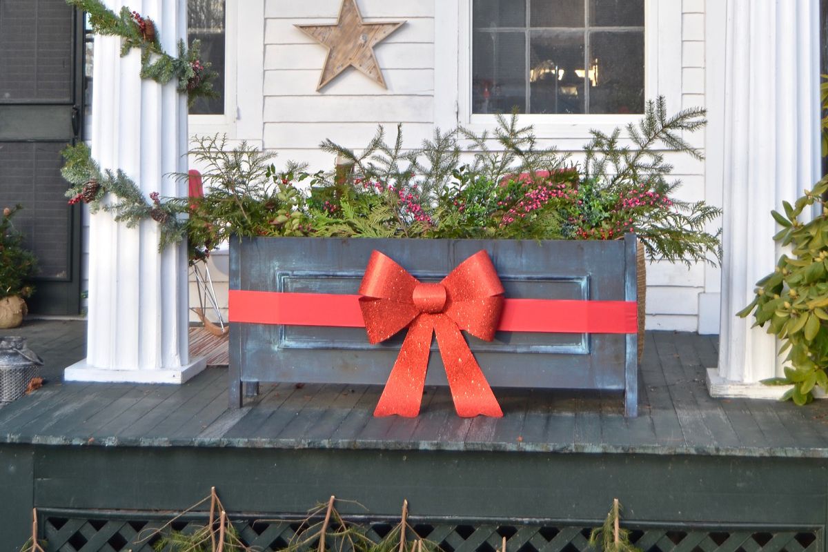 Black Outdoor Garden Bed Decor with Wreath Ideas for Christmas