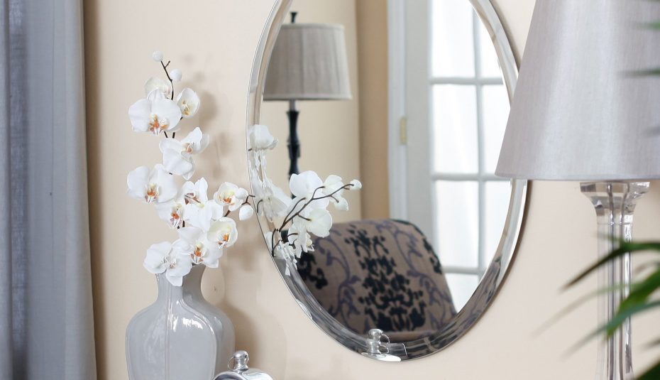 Mirror Frame Decorating Design