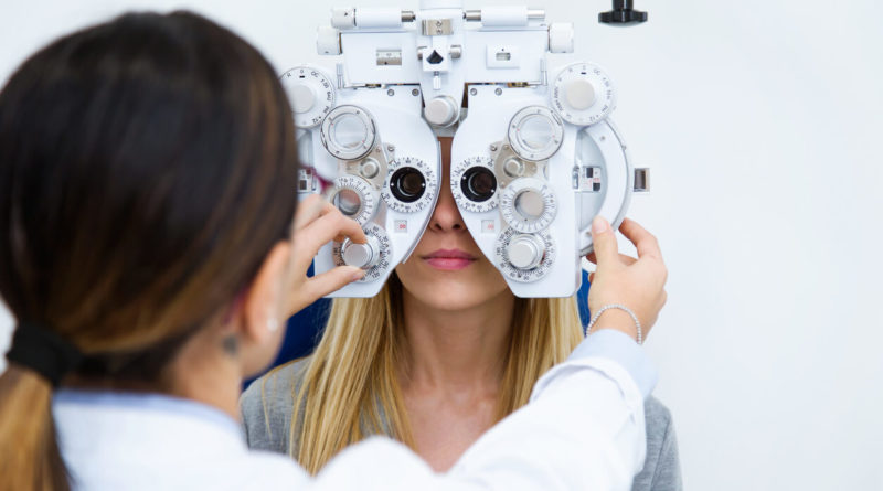 eye_test_in_ophthalmology_clinic