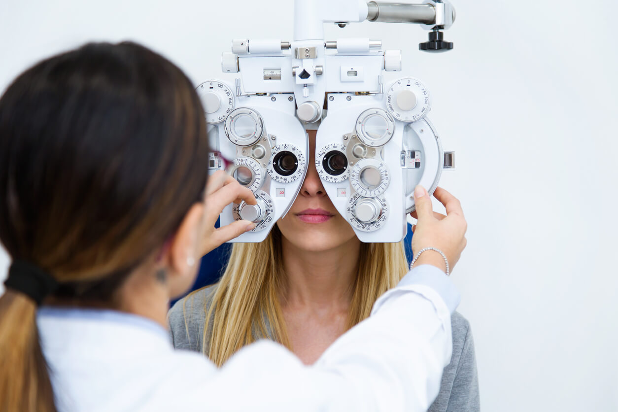 eye_test_in_ophthalmology_clinic