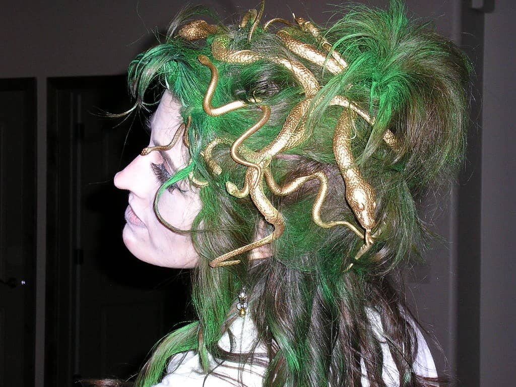 Easy and DIY Halloween Hairstyle to Complete Your Halloween Look Easy and DIY Halloween Hairstyle to Complete Your Halloween Look