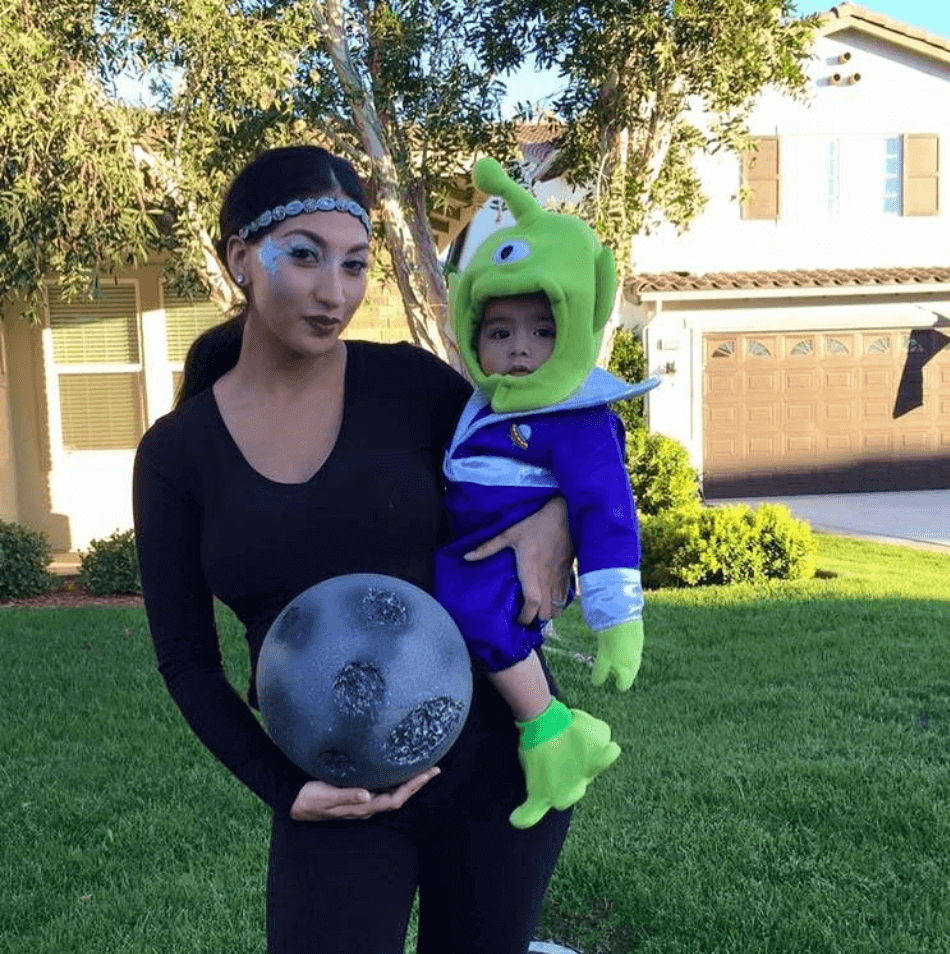Funny Maternity Halloween Costume Design Ideas - Live Enhanced