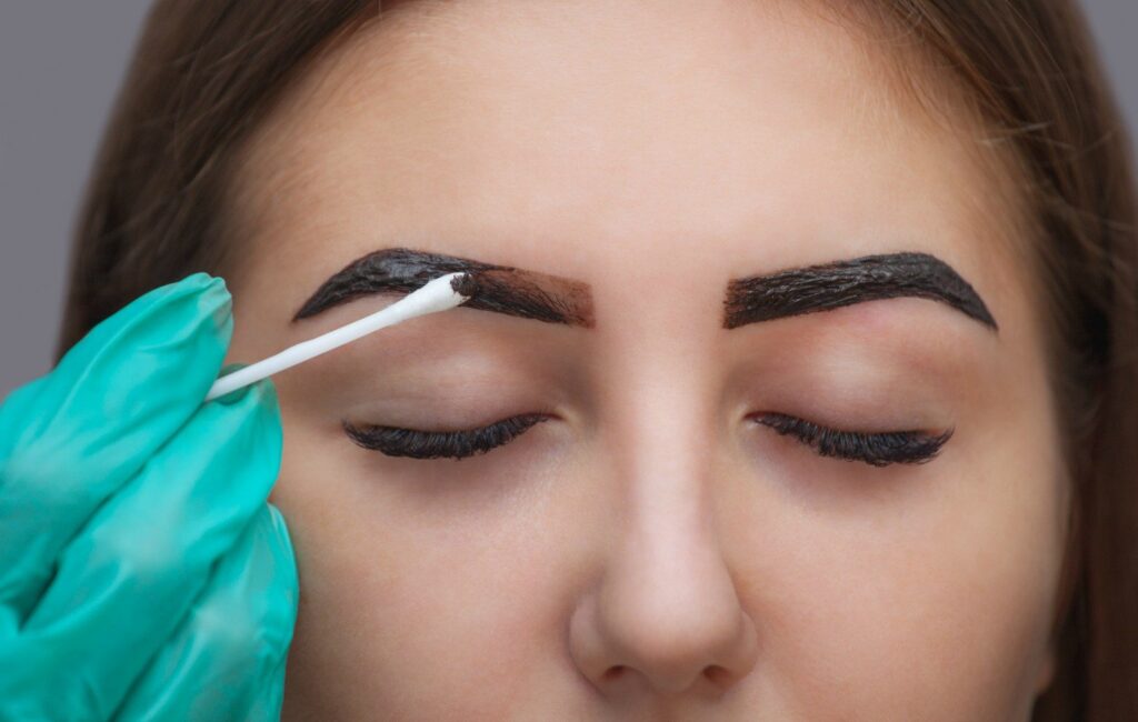Here’s Everything You Must Know Before Getting EyeBrow Tinting Done!