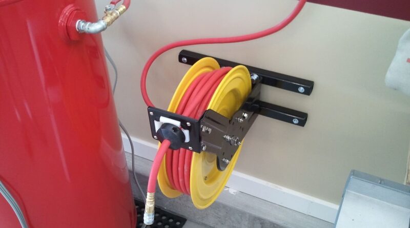 Use Retractable Air Hose Reels in Your Workshop