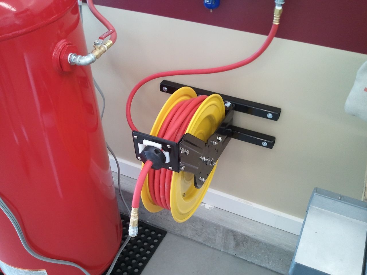 Use Retractable Air Hose Reels in Your Workshop 