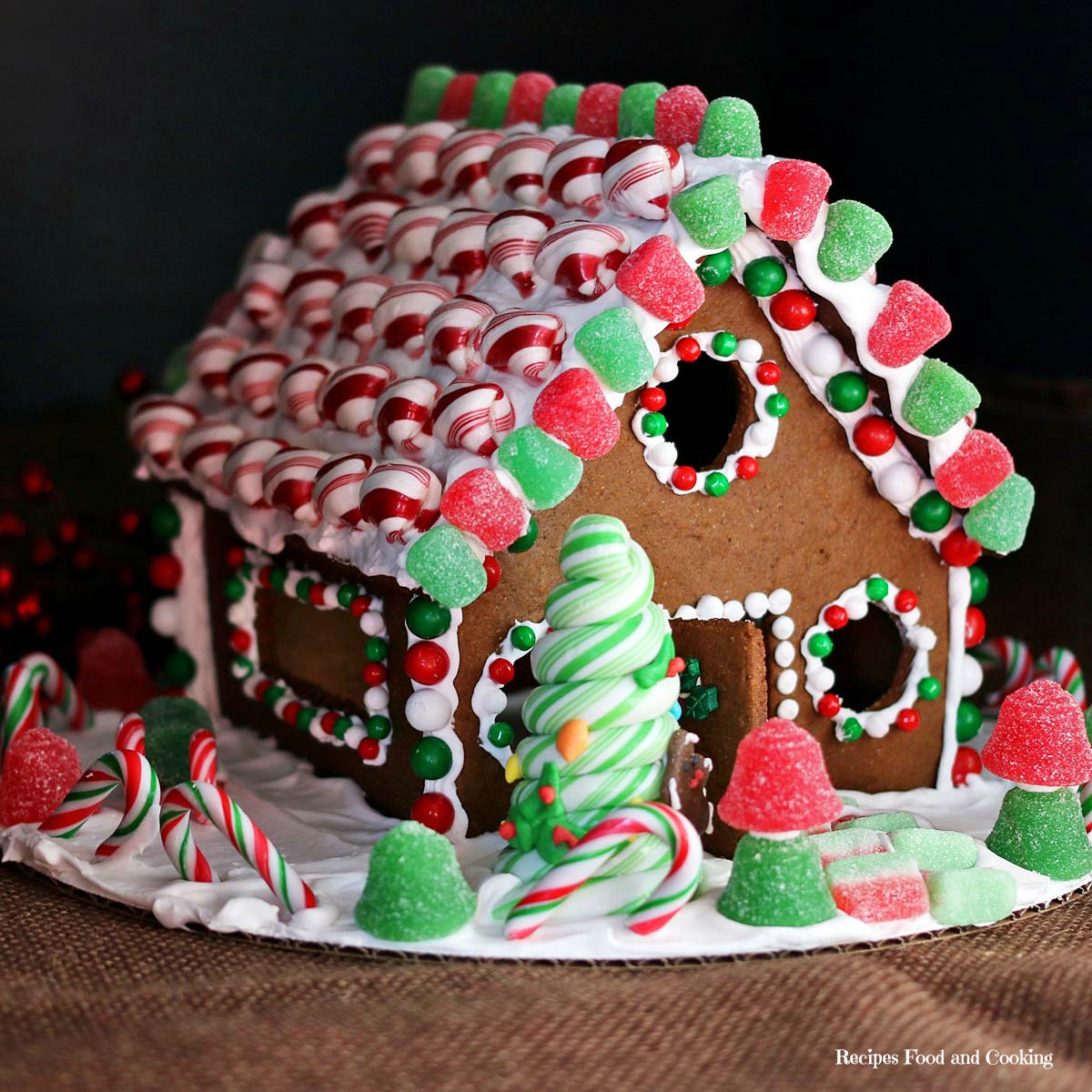 Decorate a Gingerbread House 