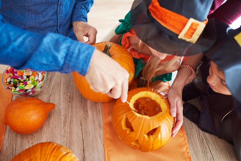 Kids Carve jack o lanterns pumpkins 