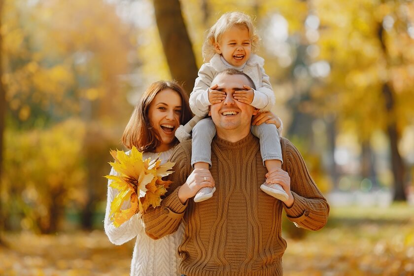 Outdoor Fall Family Picture wearing Fall outfit tone like Brown and off White