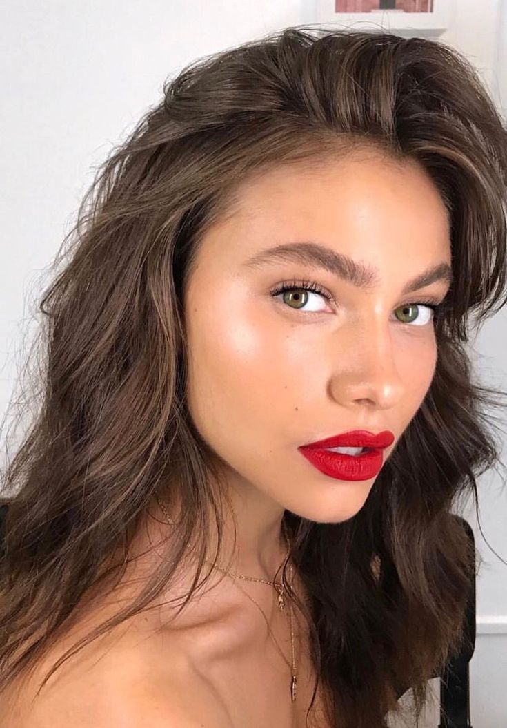 Bold Red Lips for a Cute Fall Makeup Look
