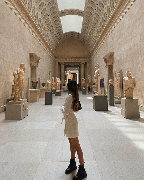 Girl Pose inside the metropolitan museum of art for Instagram