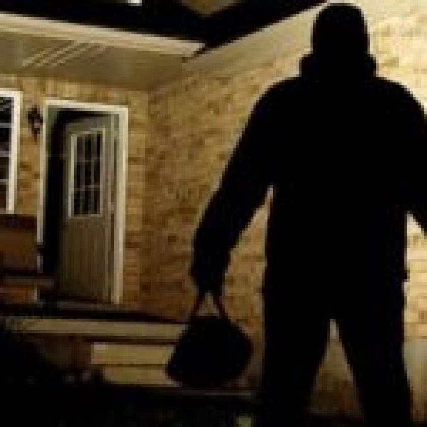 Burglars_Break_Into_House